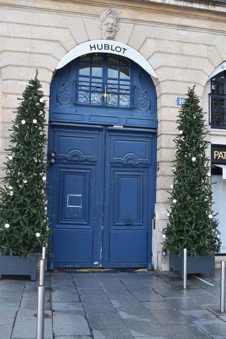 Ancien hôtel de Latour-Maubourg, Hôtel Bauchard de Saint-James : Portail d'accès sur la place, vue générale