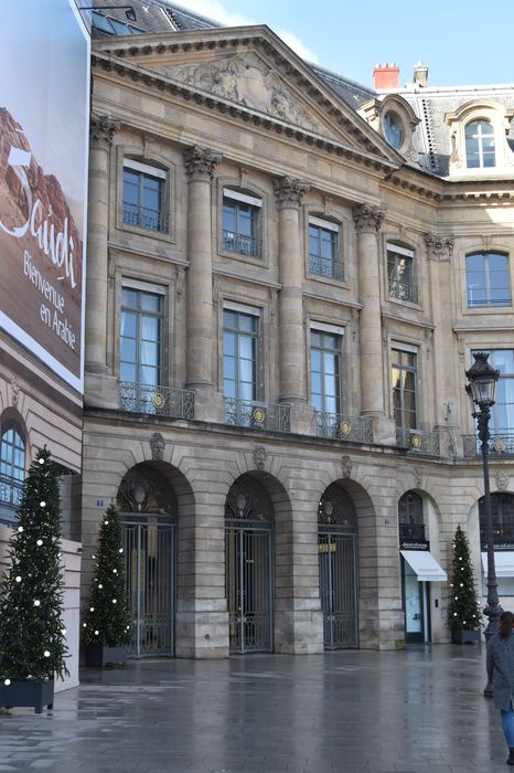 Ancien hôtel de l'Etat-Major de la Place et du Gouvernement militaire : Façade sur la place, vue générale