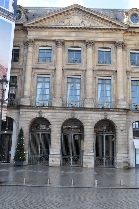 Ancien hôtel de l'Etat-Major de la Place et du Gouvernement militaire : Façade sur la place, vue générale