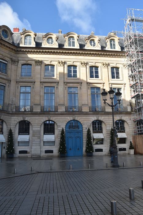 Ancien hôtel de l'Etat-Major de la Place et du Gouvernement militaire : Façade sur la place, vue générale