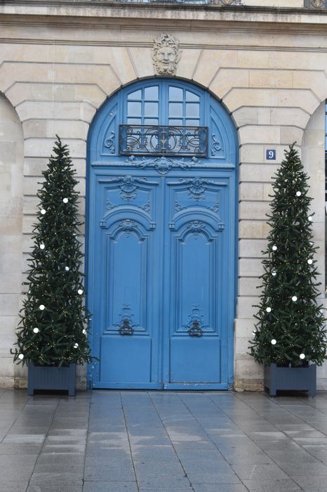 Ancien hôtel de l'Etat-Major de la Place et du Gouvernement militaire : Portail d'accès sur la place, vue générale