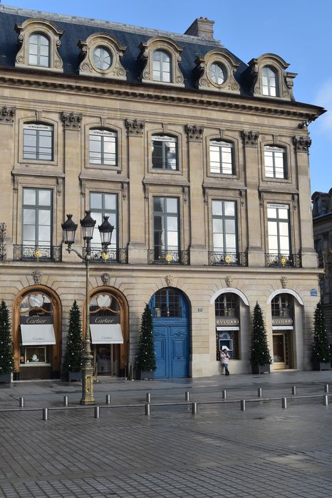 Ancien hôtel de Boullongne : Façade sur la place, vue générale