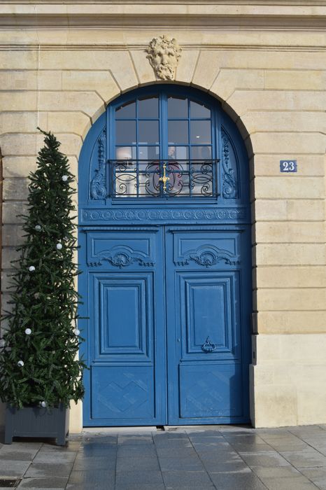 Ancien hôtel de Boullongne : Portail d'accès sur la place, vue générale