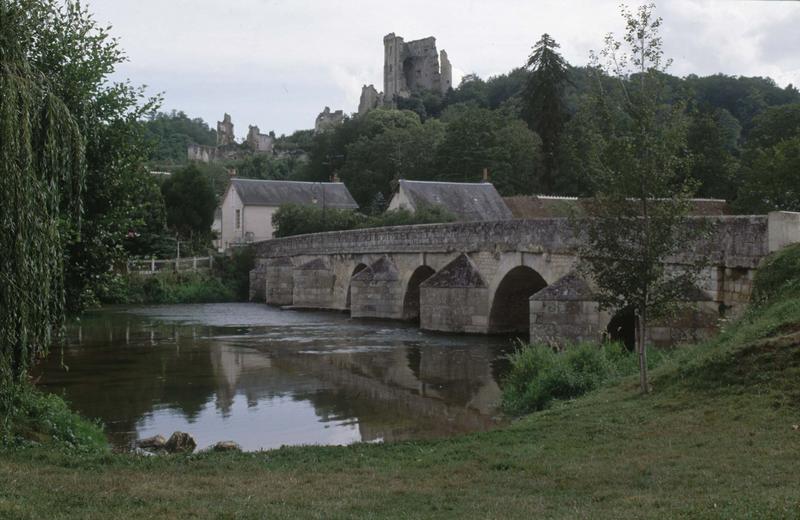 Ensemble des arches, les ruines du château à l'arrière plan