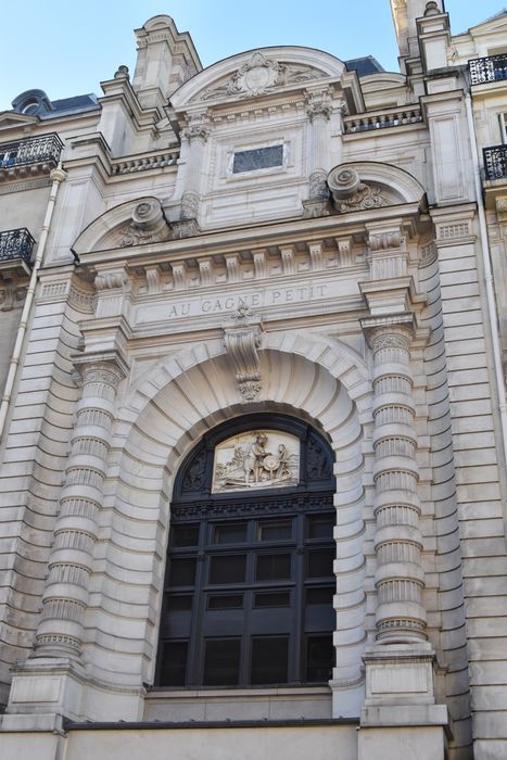 Immeuble : Façade sur l'avenue de l'Opéra, vue partielle