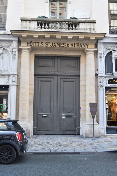 Hôtel Saint-James et d'Albany : Portail d'accès sur rue, vue générale