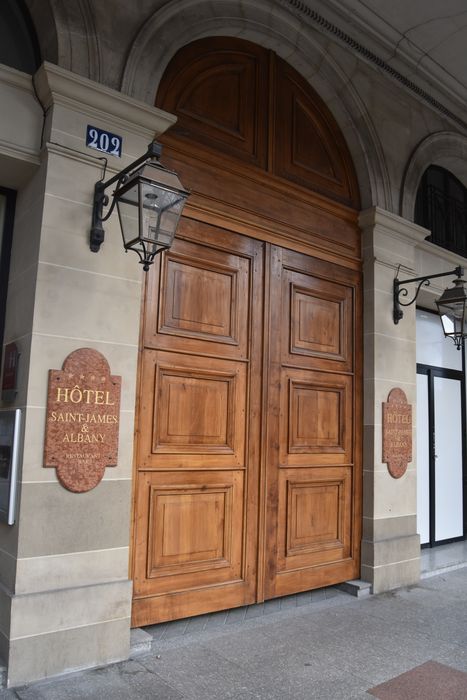 Hôtel Saint-James et d'Albany : Portail d'accès sur la rue de Rivoli, vue générale