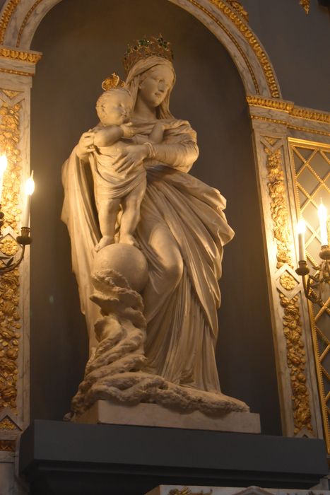 statue : Vierge à l'Enfant