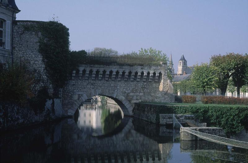 Ancienne porte d'eau et remparts