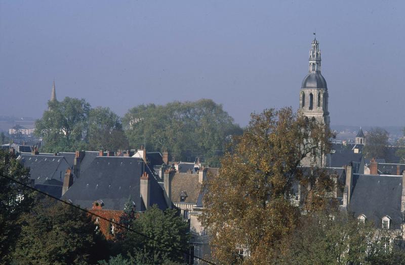 Vue générale de la ville, clocher de l'ancienne église