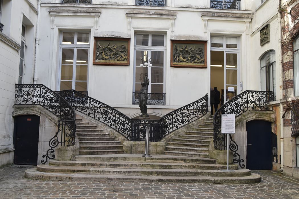 Maison : Cour d'honneur, perron d'accès, vue générale