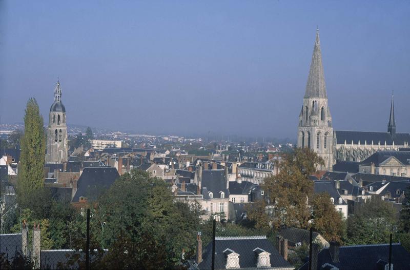 Vue générale de la ville, clochers des deux églises