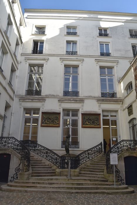 Maison : Cour d'honneur, vue générale de la façade