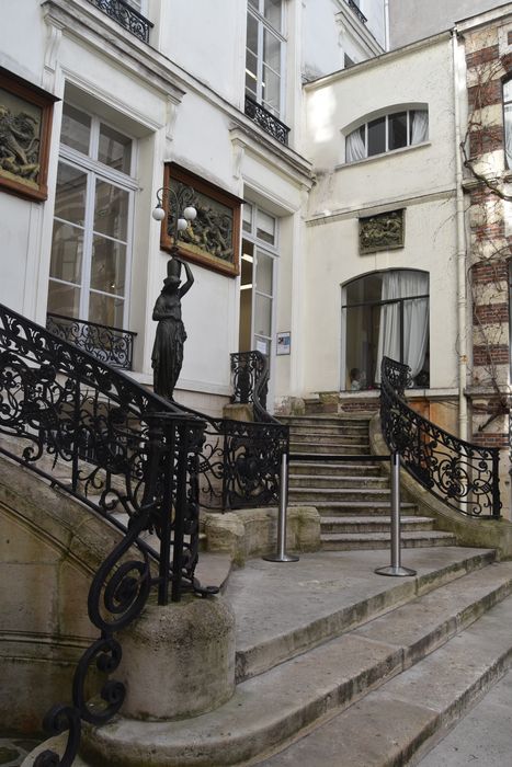 Maison : Cour d'honneur, perron d'accès, vue partielle