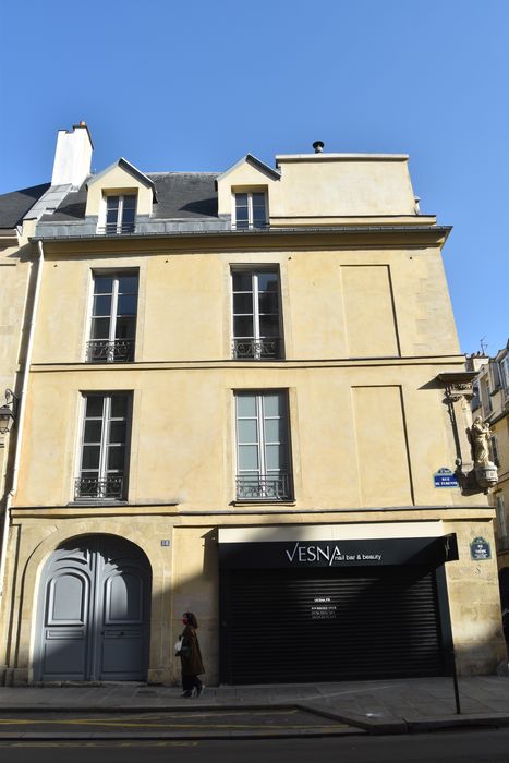 Immeuble : Façade sur la rue de Turenne, vue générale