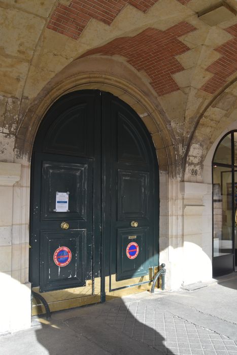 Hôtel de Tresmes (ancien) , dit aussi hôtel de Gourgues : Portail d'accès sur rue, vue générale