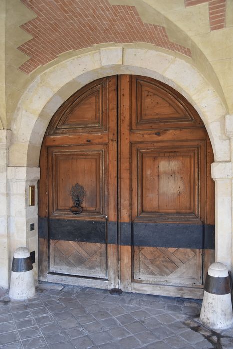 Hôtel d'Angennes de Rambouillet (ancien) : Portail d'accès sur rue, vue générale