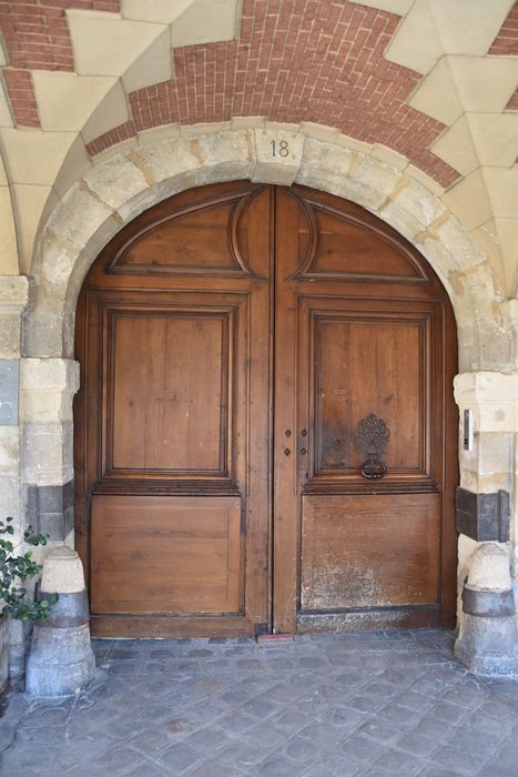 Hôtel de Clermont-Tonnerre (ancien) : Portail d'accès sur rue, vue générale