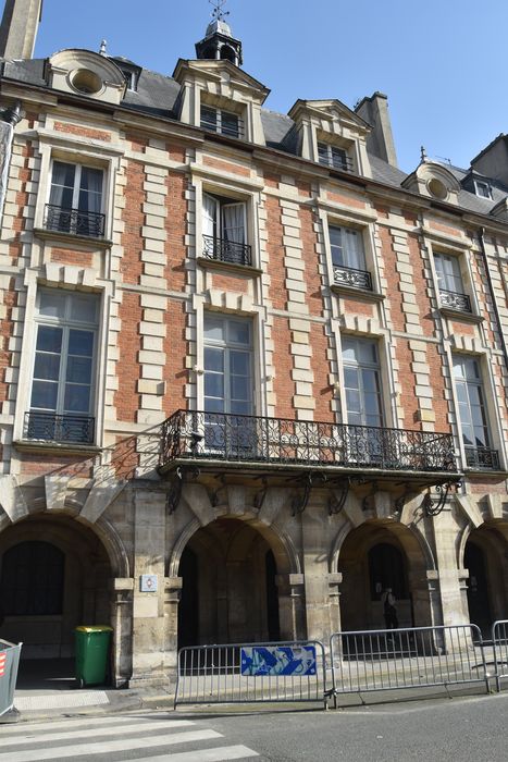 Hôtel de Ribault ou de Langres (ancien) (voir aussi : Synagogue, 21 rue des Tournelles) : Façade sur la place des Vosges, vue générale