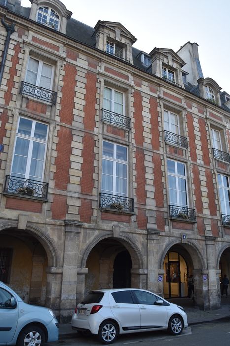 Immeuble : Façade sur rue, vue générale