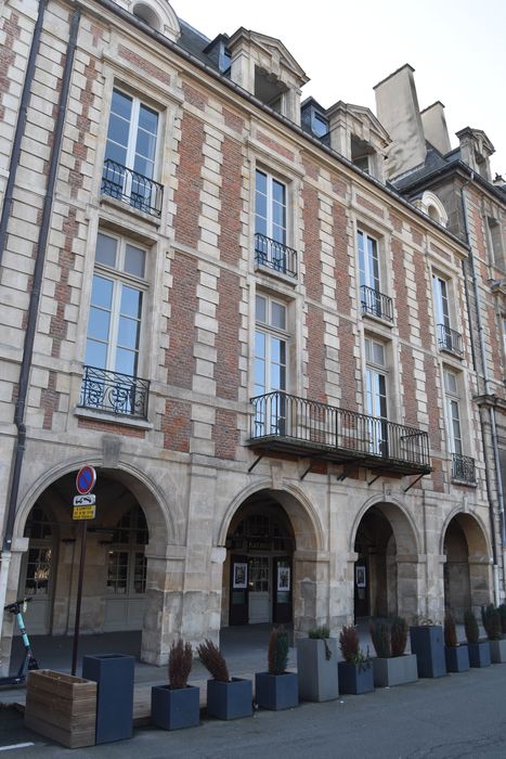 Immeuble : Façade sur la place des Vosges, vue générale