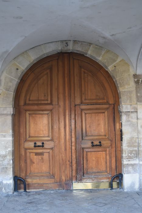 Ancien hôtel de Montmorin : Portail d'accès sur rue, vue générale