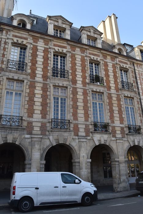 Ancien Hôtel Pierrard, dit aussi hôtel Colbert-de-Villacerf ou de Creil ou Voisenon : Façade sur rue, vue générale