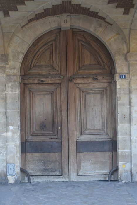 Ancien Hôtel Pierrard, dit aussi hôtel Colbert-de-Villacerf ou de Creil ou Voisenon : Portail d'accès sur rue, vue générale