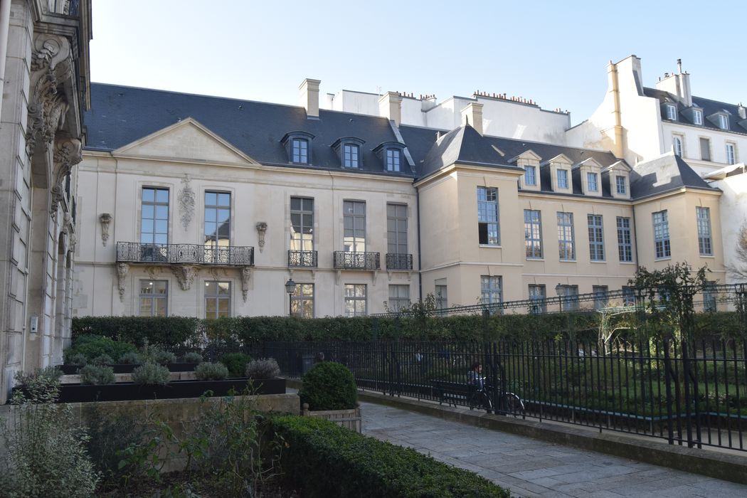 Maison dite aussi Hôtel d'Ecquevilly ou du Grand Veneur : Façade sur jardin, vue générale