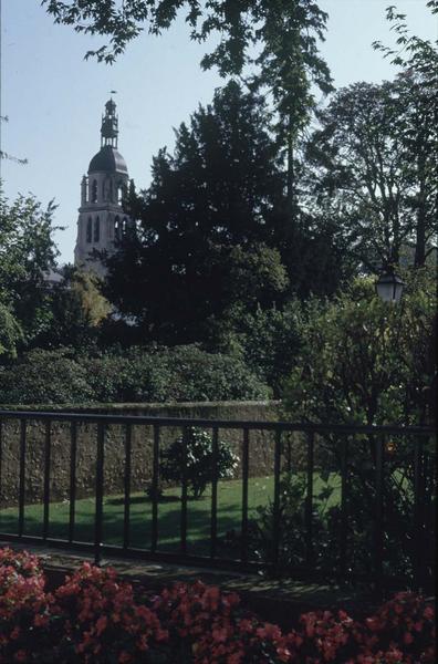 Clocher d'une ancienne église depuis un jardin