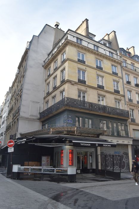 Café-Bar : Façades sur rues de l'immeuble, vue générale