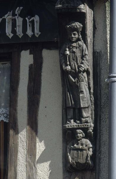 Statue en bois sur poteau