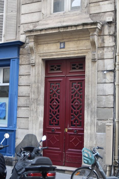 Immeuble du n°8 : Porte d'accès sur rue, vue générale