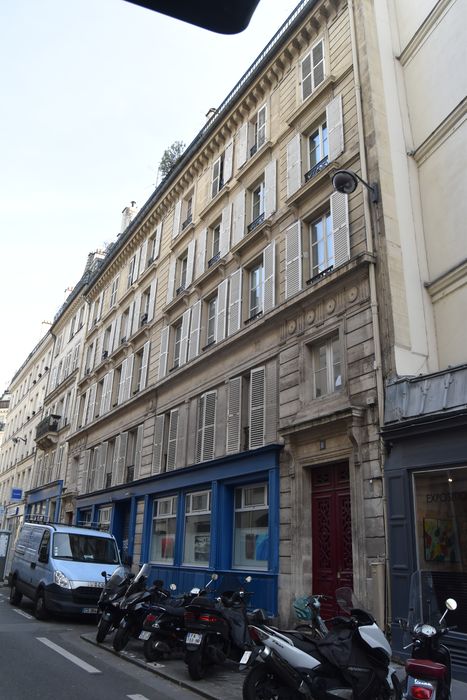 Immeuble du n°8 : Façade sur rue, vue générale