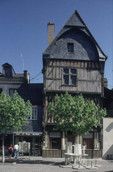 Façade à pans de bois sur une place