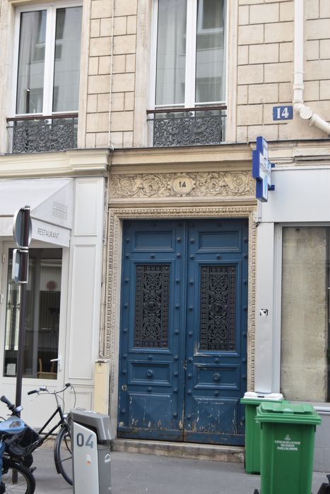 Immeuble : Porte d'accès sur la rue Jean Lantier, vue générale