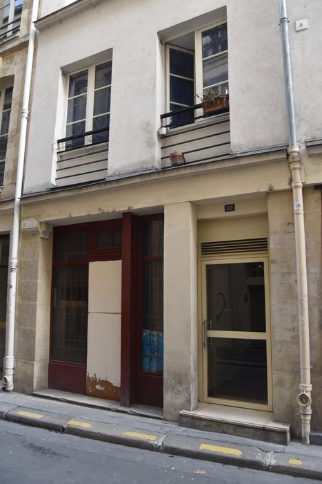 Immeuble : Façade sur rue au n°10, vue partielle