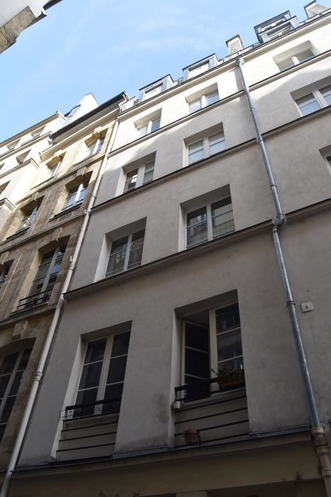 Immeuble : Façade sur rue au n°10, vue partielle