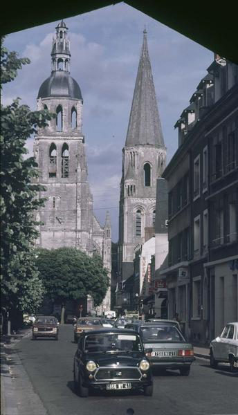 Clochers des deux églises depuis une rue