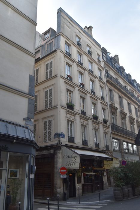 Immeuble : Façade sur la rue Bertin-Poirée, vue générale