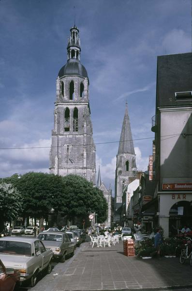 Clochers des deux églises depuis une rue