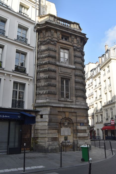 Fontaine du Trahoir : Façade est, vue générale