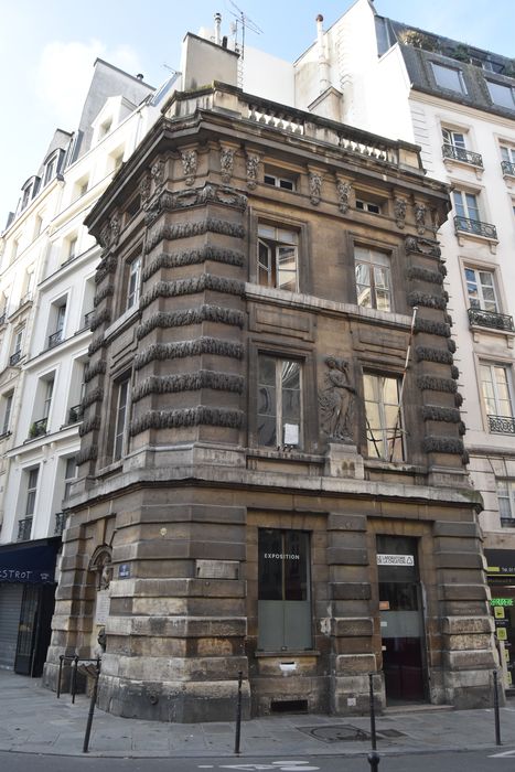 Fontaine du Trahoir : Façade nord, vue générale