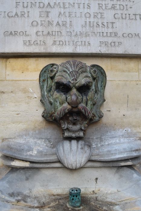 Fontaine du Trahoir : Façade est, détail