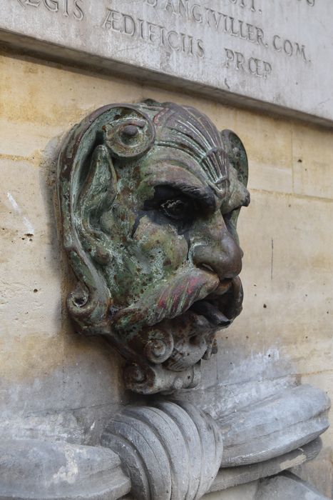 Fontaine du Trahoir : Façade est, détail