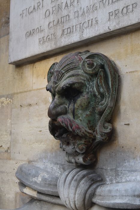 Fontaine du Trahoir : Façade est, détail