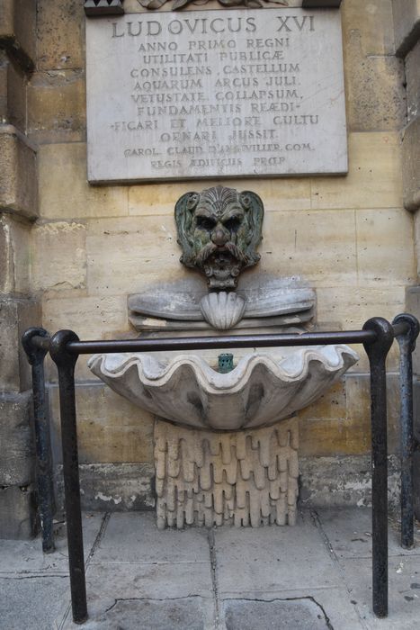 Fontaine du Trahoir : Façade est, détail