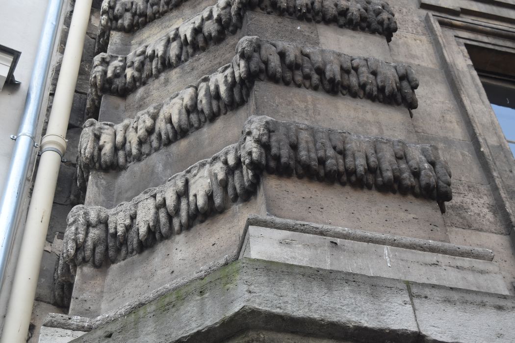 Fontaine du Trahoir : Façade est, détail des éléments décoratifs