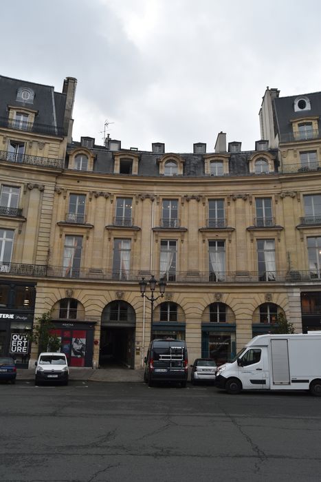 Ancien hôtel Bauyn de Péreuse : Façade sur place, vue générale