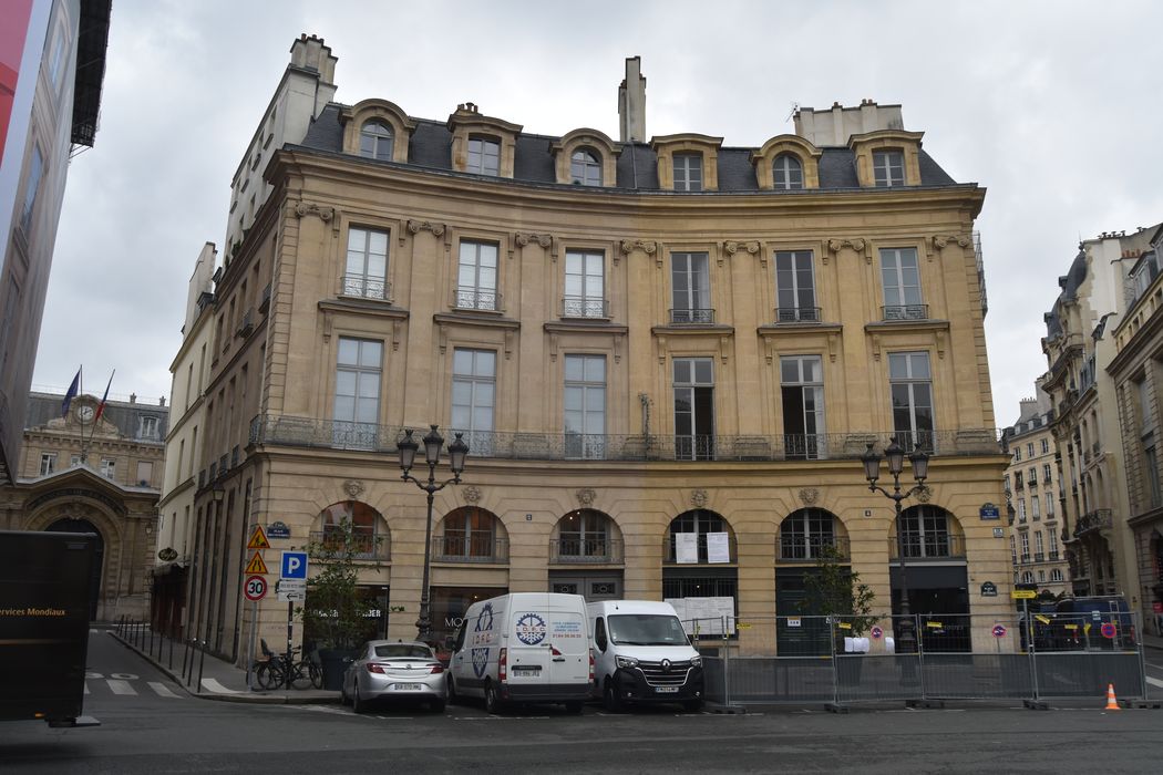 Ancien hôtel Bergeret de Grancourt : Façade sur la place, vue générale